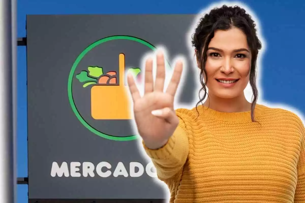 mujer mostrando 4 dedos y el logo de mercadona de fondo