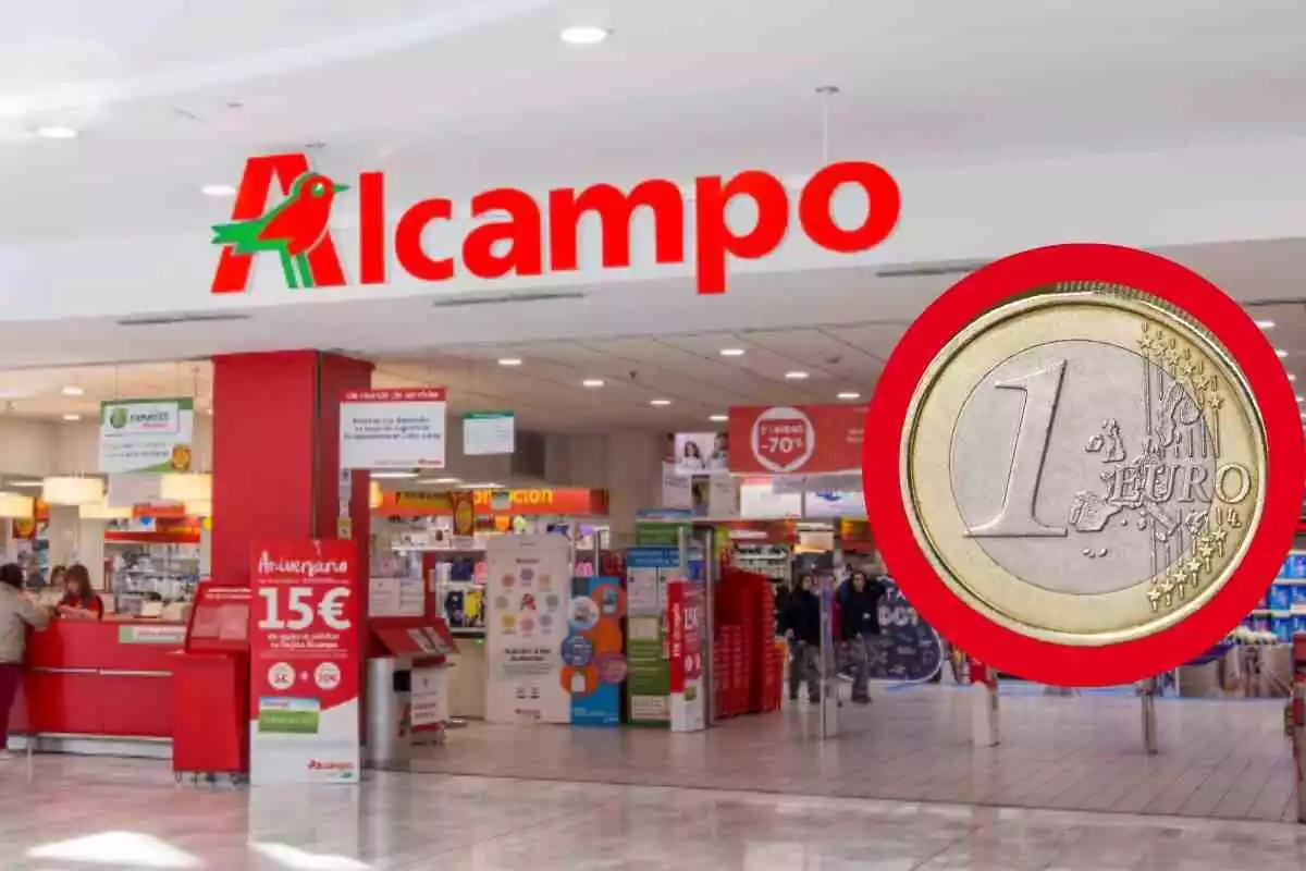 Entrada del supermercado Alcampo con un círculo rojo, a la derecha, donde hay una moneda de 1 euro