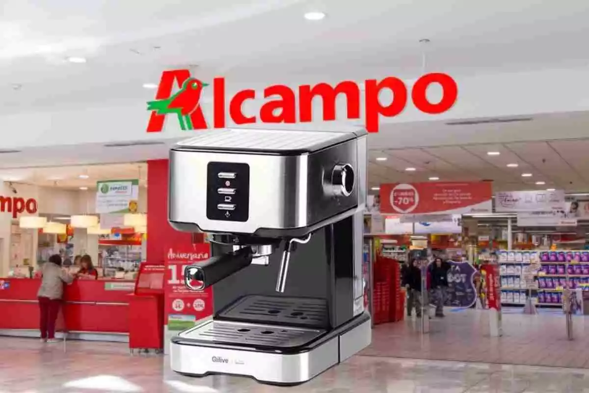 Aparecer una cafetera al principio de la imagen y, al fondo, aparece la entrada del supermercado Alcampo