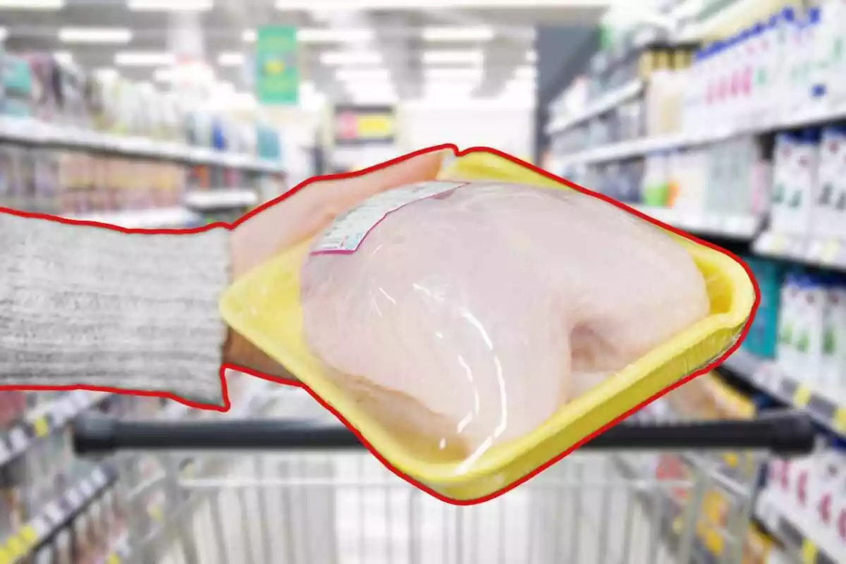 mano sujetando bandeja de pollo con un supermercado de fondo