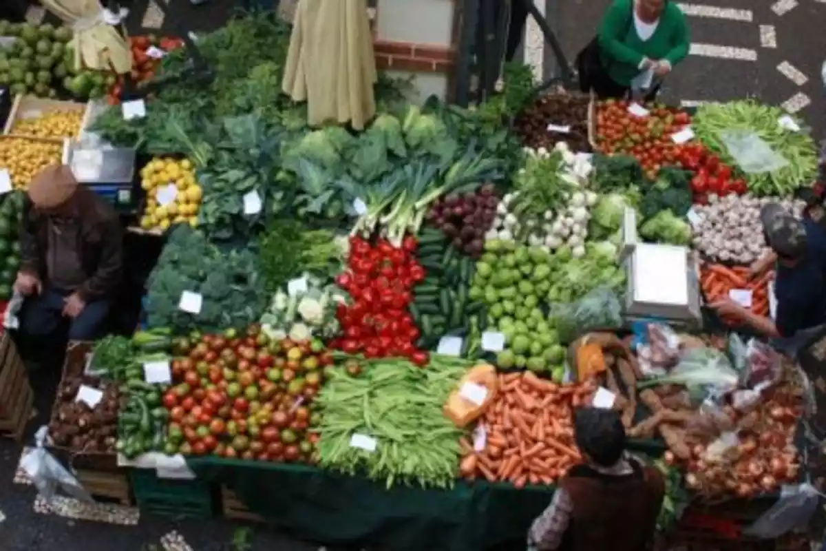 Imagen de un mercado callejero de frutas y verduras