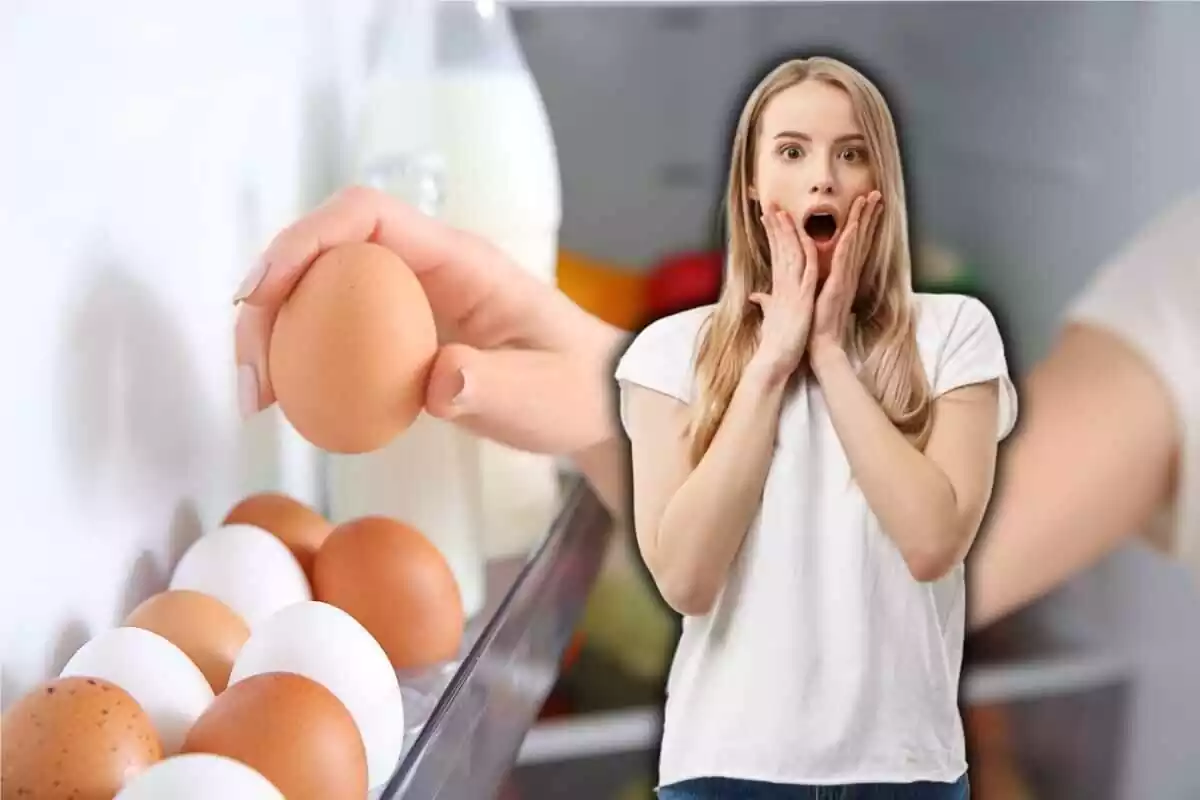 Chica sorprendida con una mano metiendo los huevos en la nevera