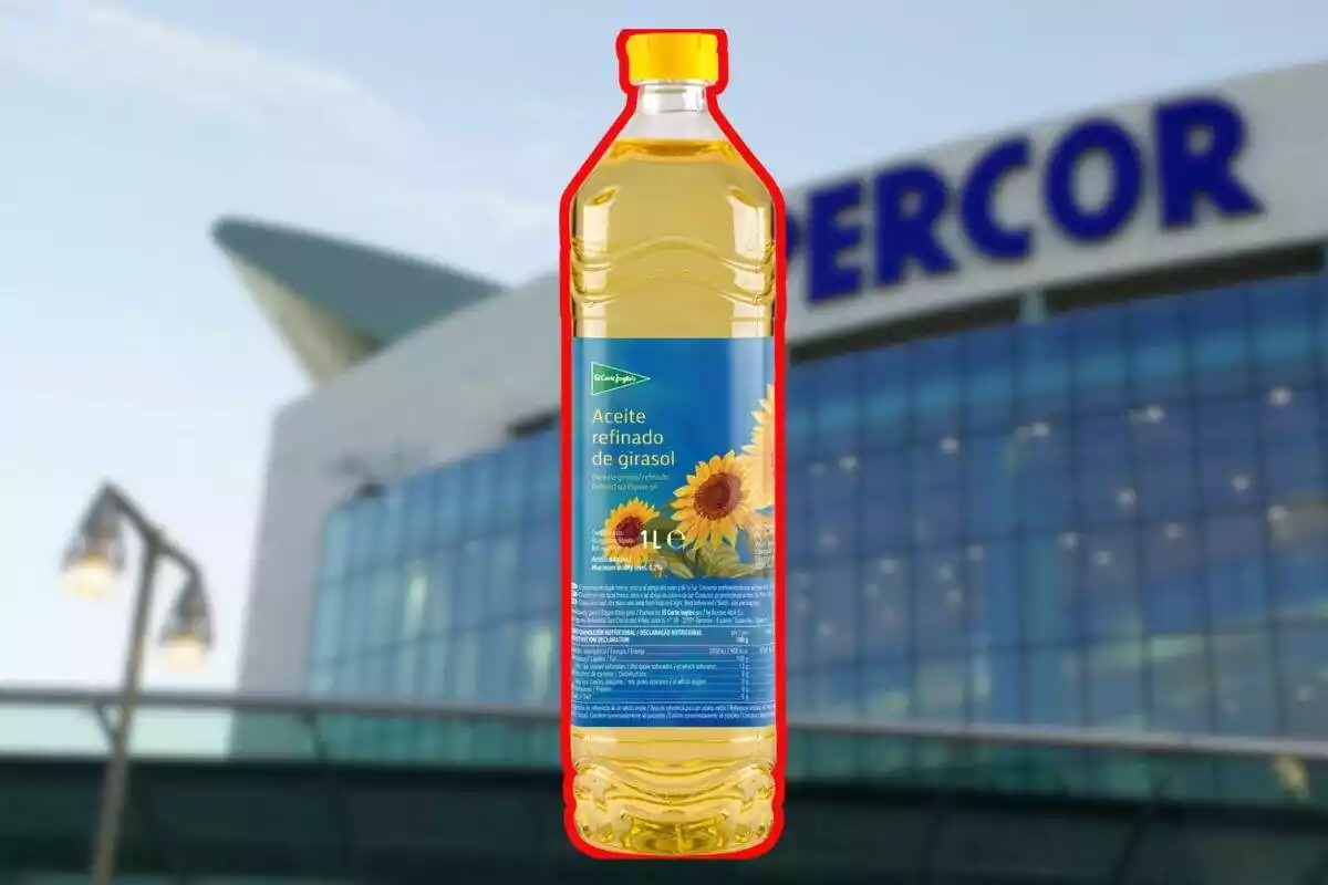 Foto fachada de Hipercor desenfocada y delante foto de una botella de aceite de girasol de Hipercor Foto fachada de Hipercor desenfocada y delante foto de una botella de aceite de girasol de Hipercor
