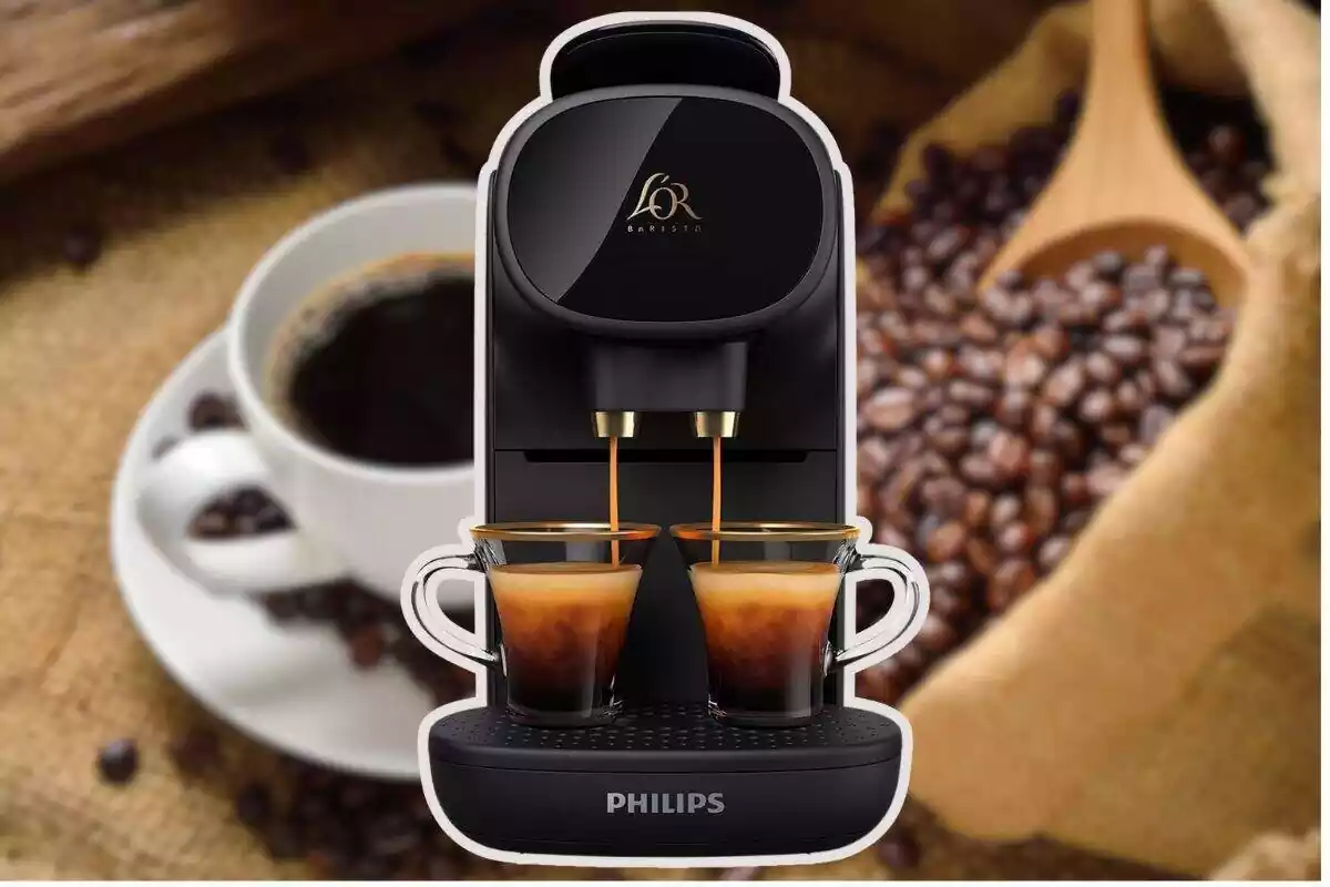 Foto desenfocada de un saco de café con granos y al lado una taza de café y delante foto de una cafetera Philips L’Or Barista Sublime