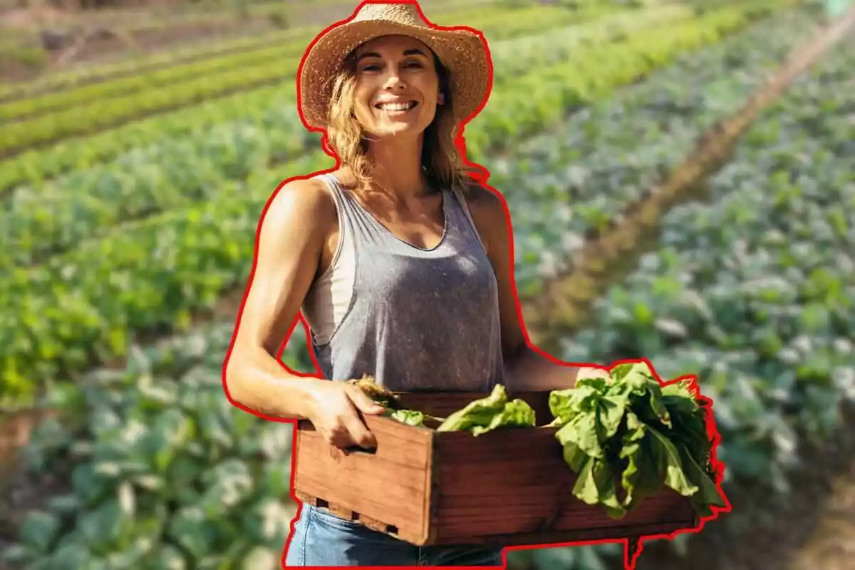 mujer con cesta con verdura y de fondo un huerto