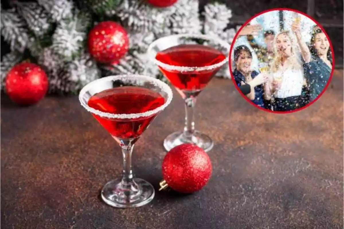 Foto de dos cócteles rojos con el borde de la copa con azúcar con un árbol de navidad nevado de fondo y una bola roja entre las copas y al lado un círculo rojo con una foto de gente brindando dentro