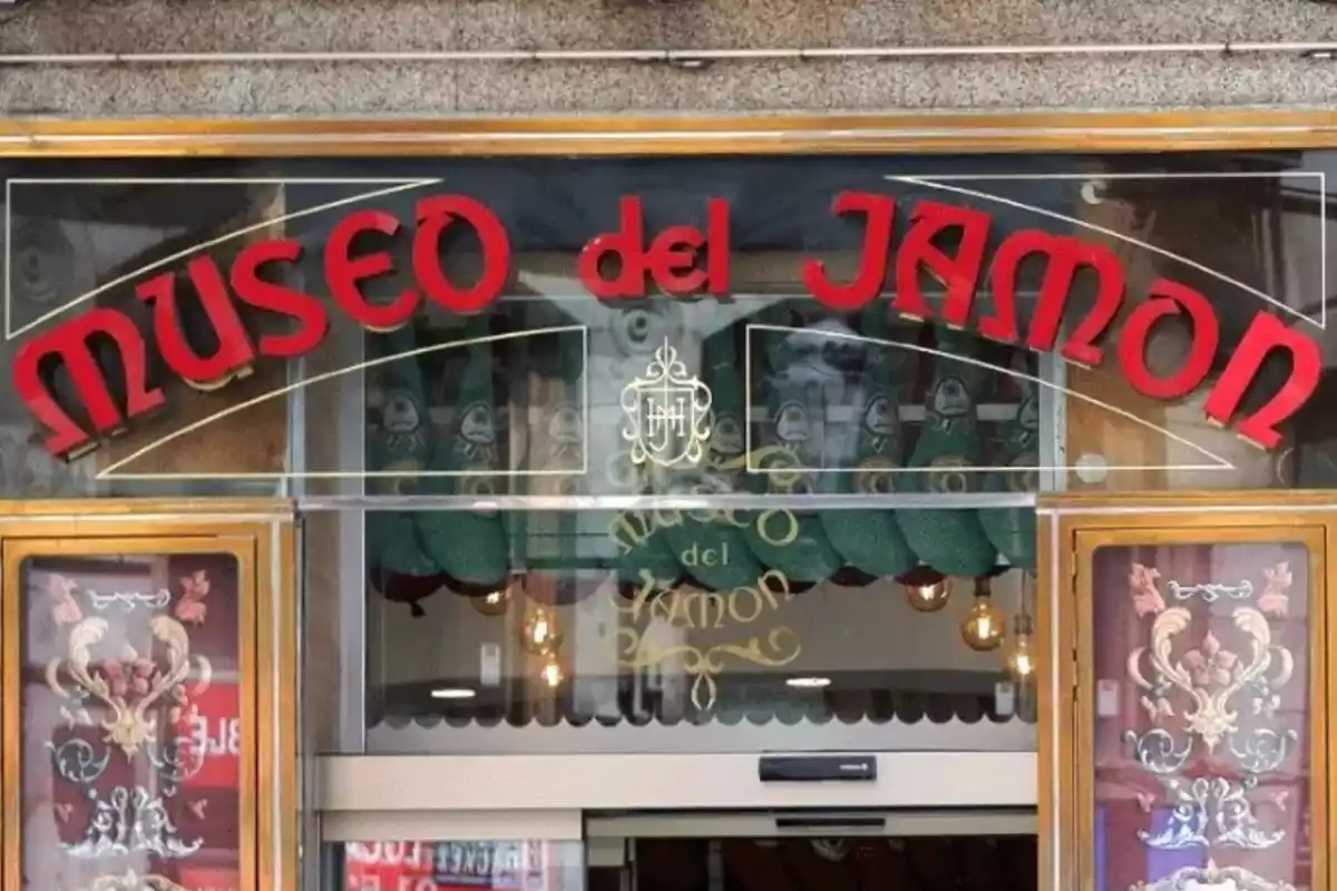 Foto de la fachada del Museo del Jamón de la que solo se ve la parte de arriba Foto de la fachada del Museo del Jamón de la que solo se ve la parte de arriba
