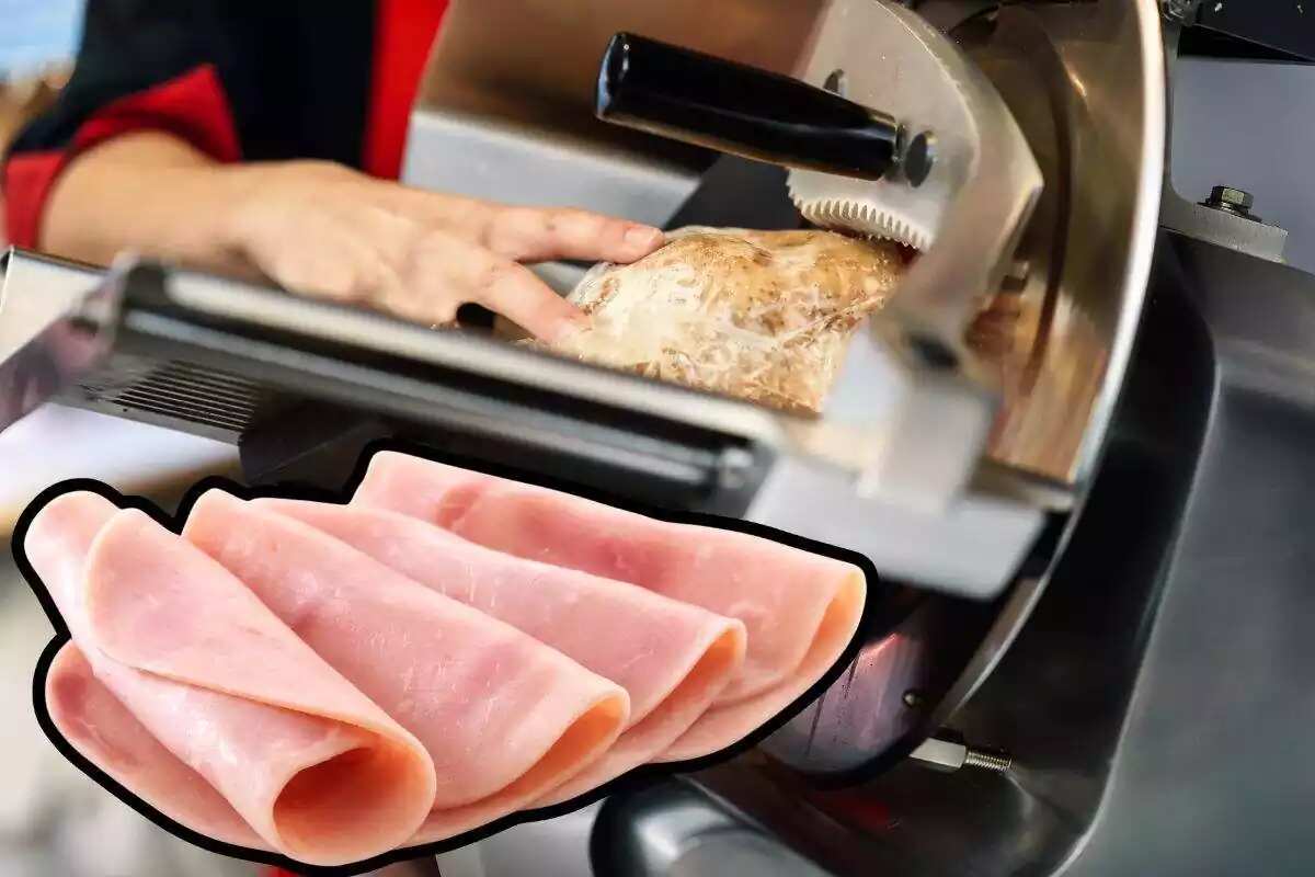 Foto de un charcutero del que se ve las manos y cómo corta una pieza de jamón cocido y delante montaje de unas lonchas de jamón cocido