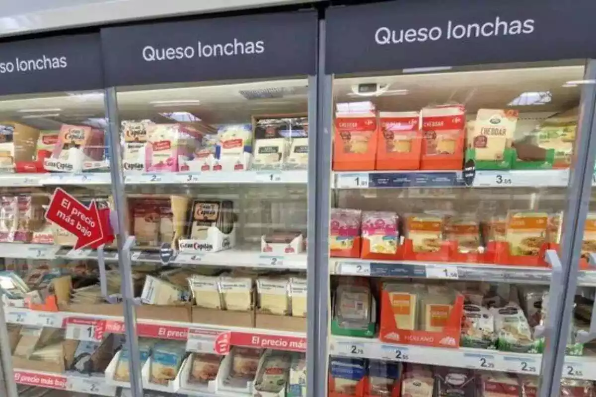 Foto de la nevera de quesos de un supermercado en el que aparecen varias especialidades a lonchas