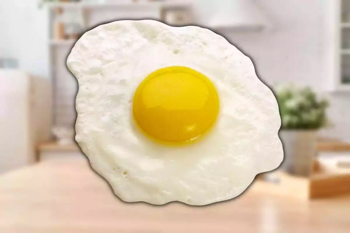 Huevo frito con una imagen de fondo de una cocina