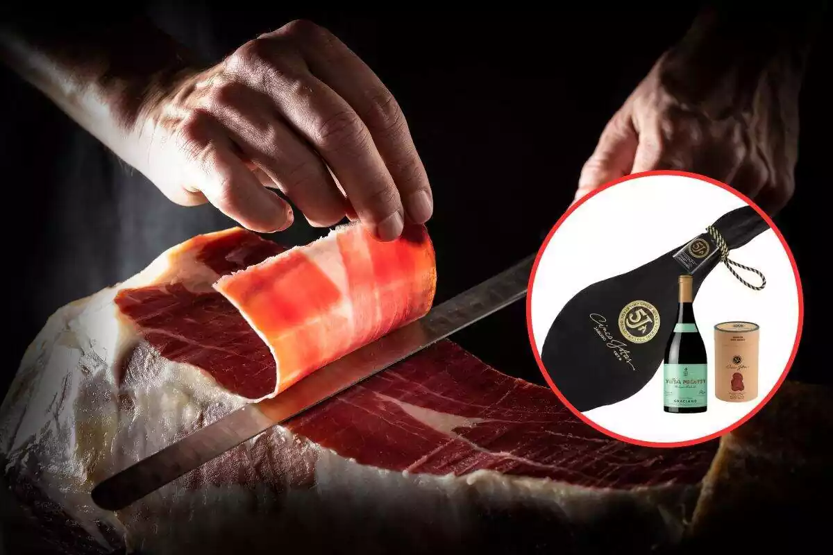 Foto de una mano que corta jamón ibérico y sujeta una loncha y a la derecha círculo con borde rojo y dentro foto de un pack de jamón Cinco Jotas