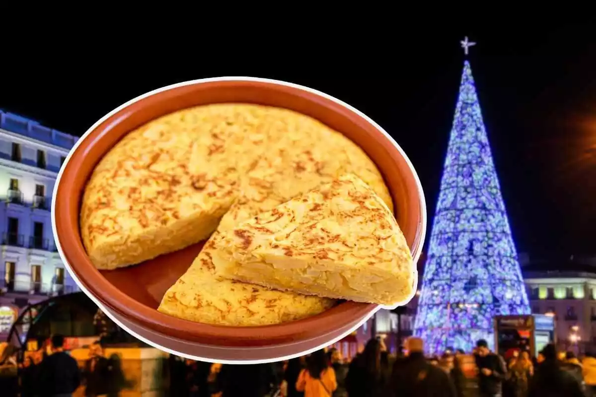 tortilla de patata con plaza sol de Madrid de fondo y árbol de Navidad iluminado