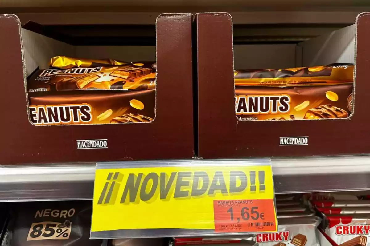Foto de dos cajas de Mercadona marrón que dentro tiene paquetes de Peanuts