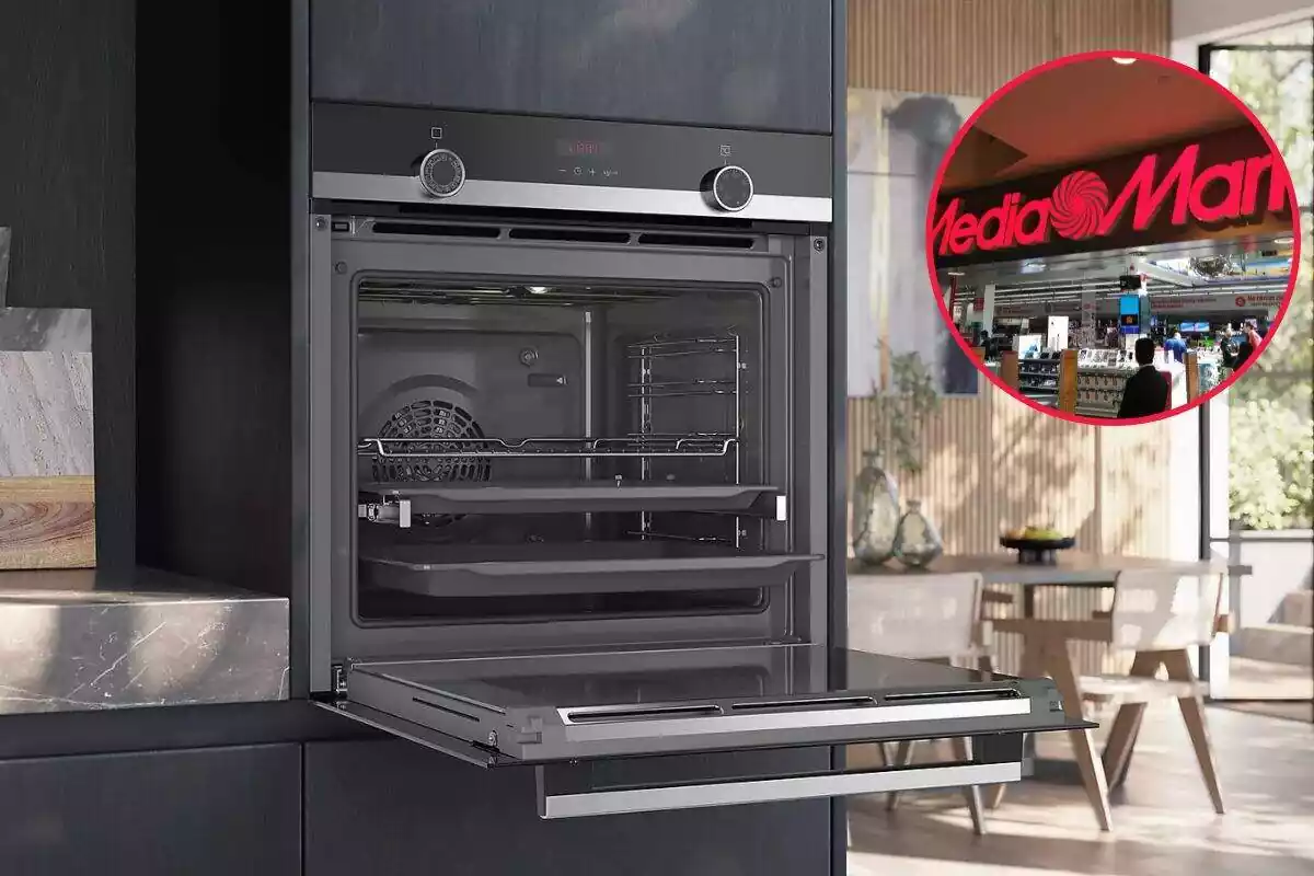 Foto de un horno Siemens abierto en una cocina y en un círculo rojo foto de una fachada de Media Markt