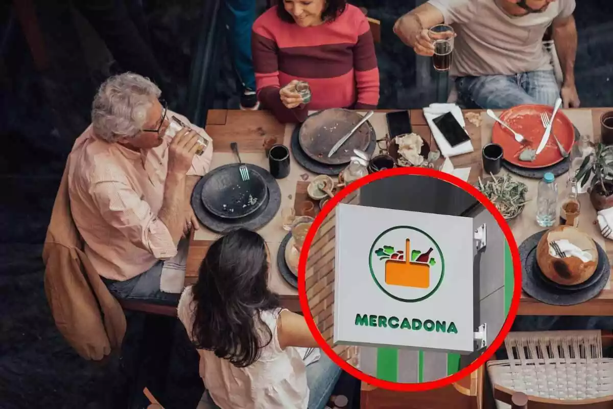 una familia sentada a la mesa junto al logo de Mercadona