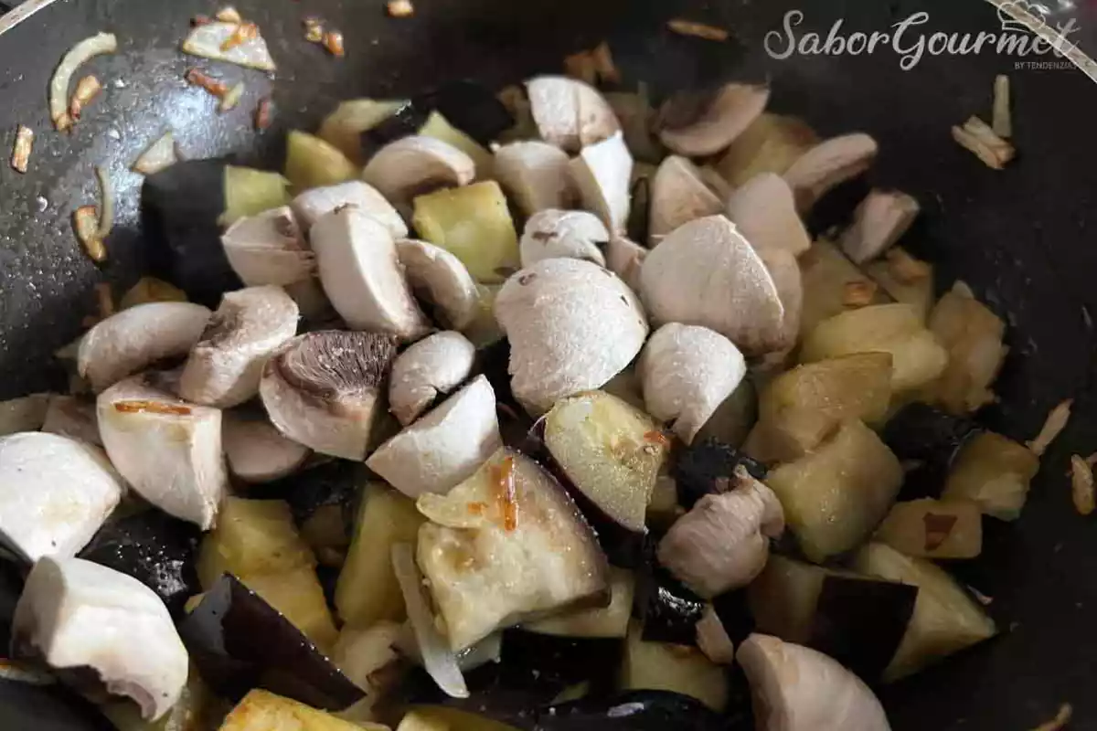 Champiñones y berenjena rehogada Champiñones y berenjena rehogada