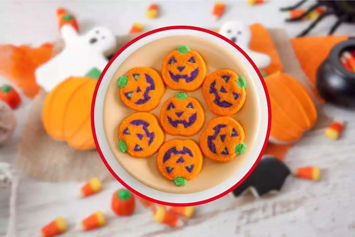 Foto de unas galletas de Hallowen desenfocada de fondo y delante plato de galletas naranjas con forma de calabaza