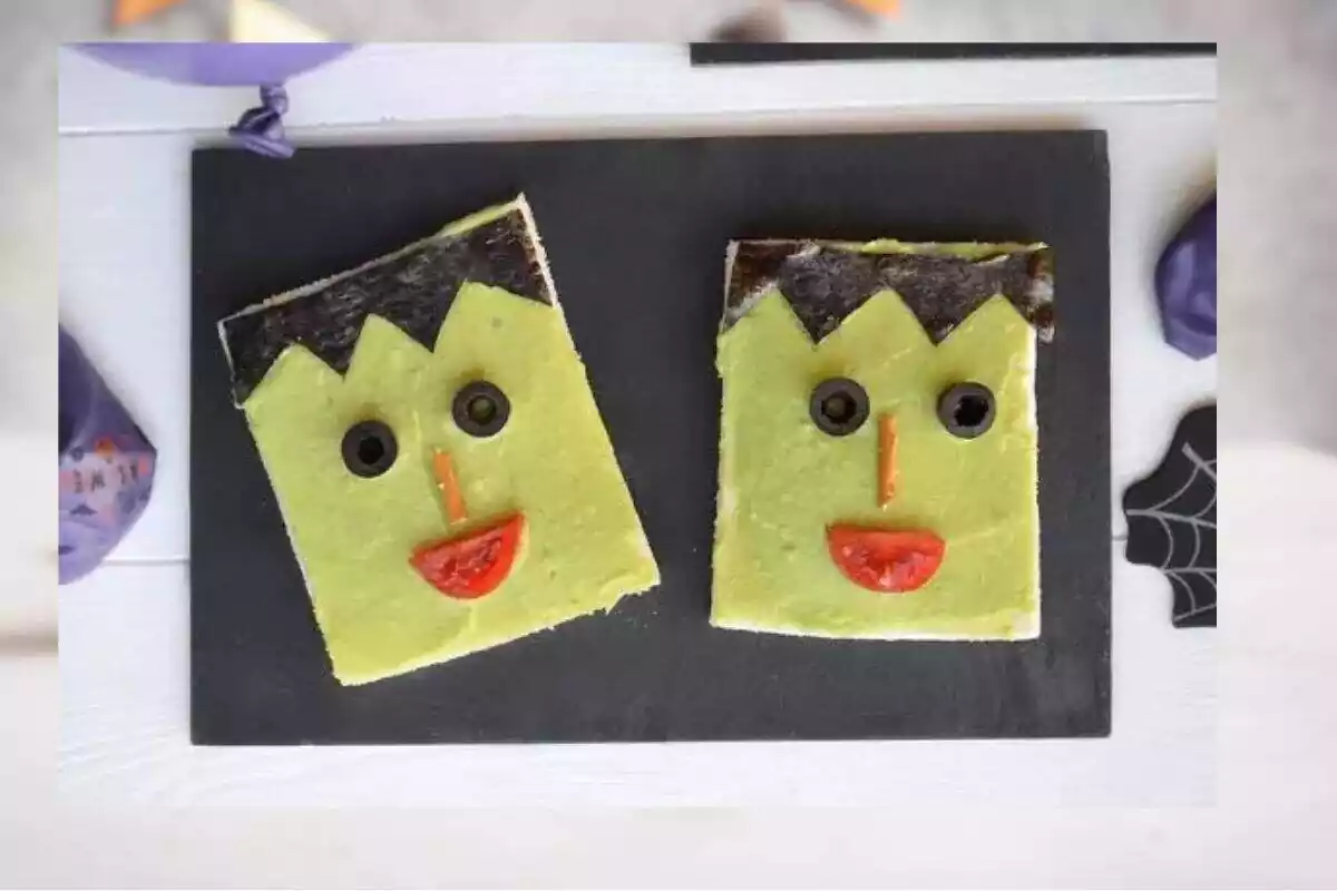 Foto de dos tostadas de Frankenstein sobre superficie negra y de fondo otra imagen desenfocada Foto de dos tostadas de Frankenstein sobre superficie negra y de fondo otra imagen desenfocada