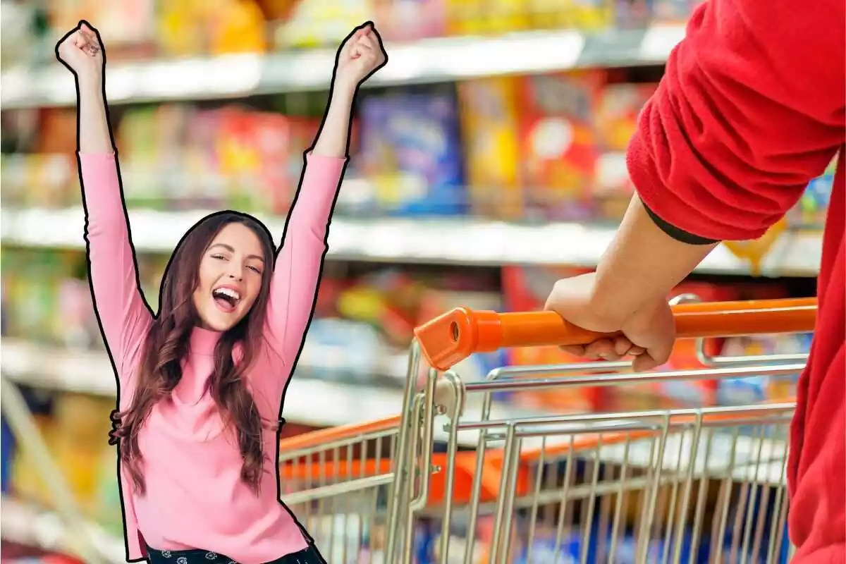 supermercado junto a una mujer y un hombre llevando el