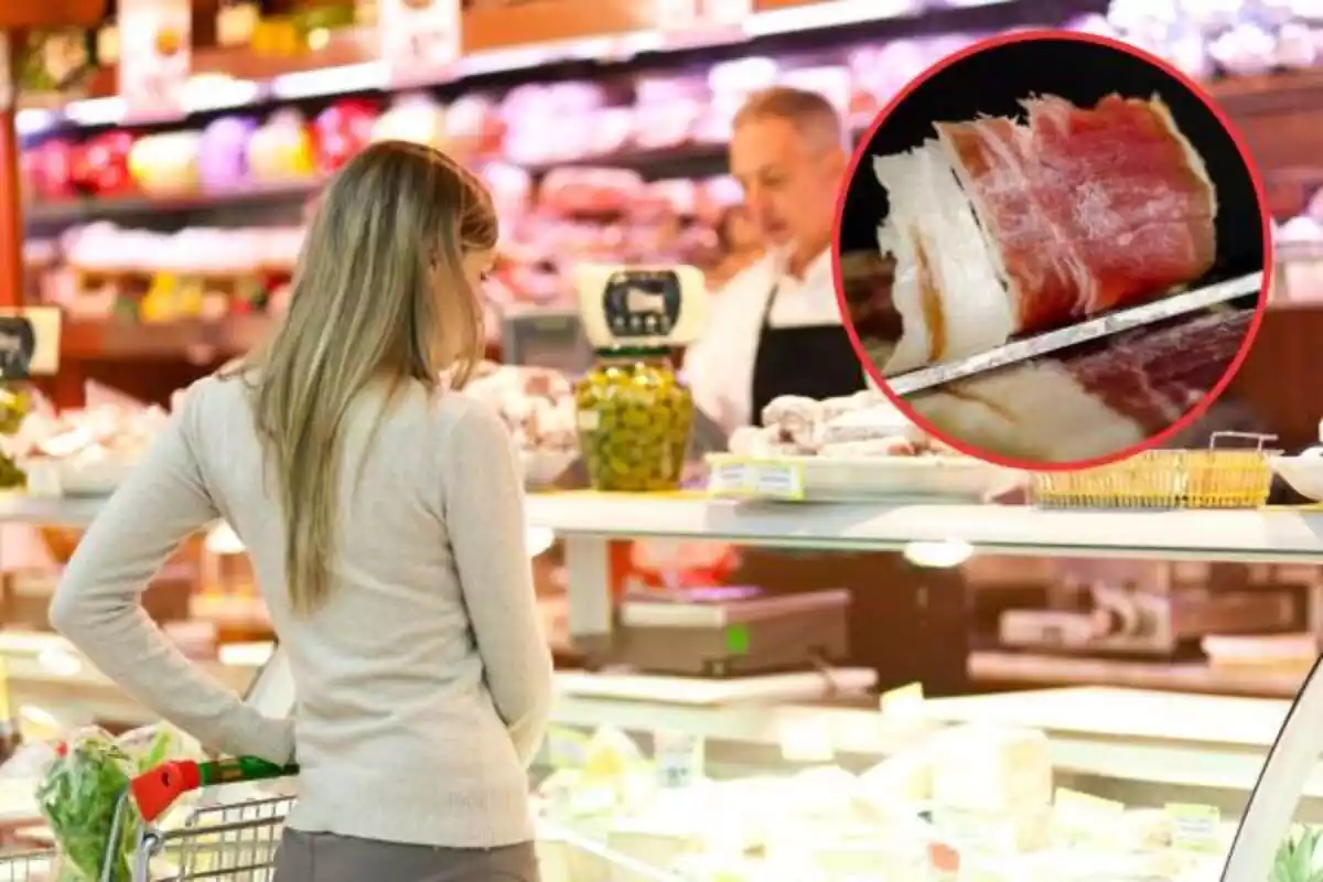 Foto de un supermercado con una mujer que compra en la sección de embutidos, mientras el dependiente se ve de fondo ligeramente desenfocado. A la derecha círculo rojo con foto dentro de un cuchillo que corta una loncha de jamón