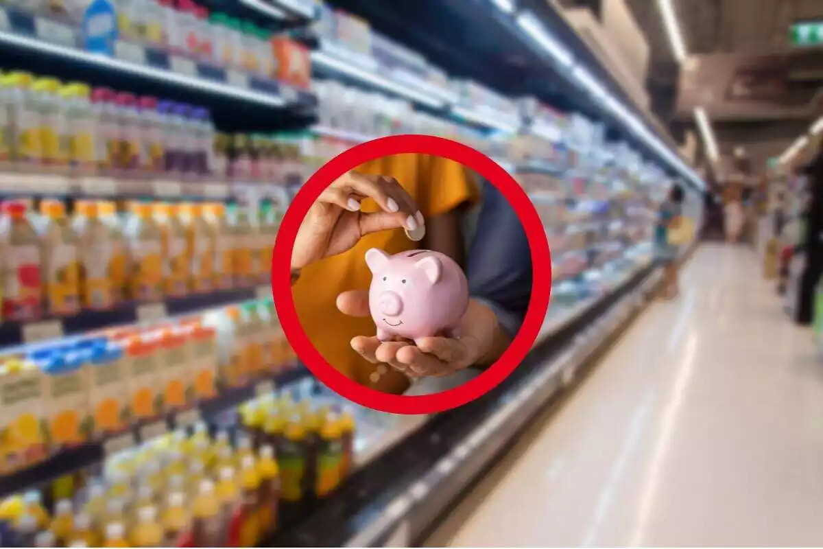 Foto supermercado desenfocado y en el centro círculo rojo con foto de hucha de cerdito y unas manos que meten una moneda dentro