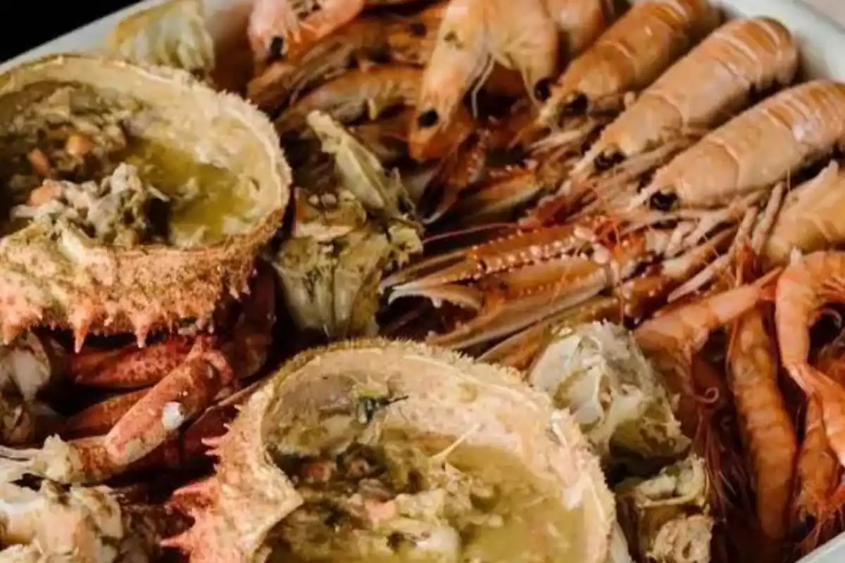 Foto de una mariscada al detalle con gambas y cangrejos abiertos