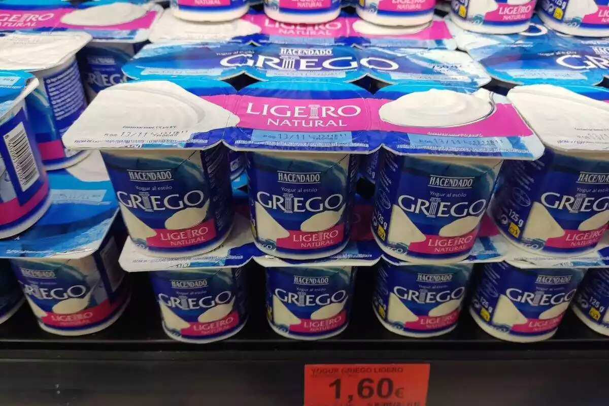 Foto yogures griegos ligeros de Hacendado. Se ven varios packs de yogures y además aparece el precio de 1,60 euros Foto yogures griegos ligeros de Hacendado. Se ven varios packs de yogures y además aparece el precio de 1,60 euros
